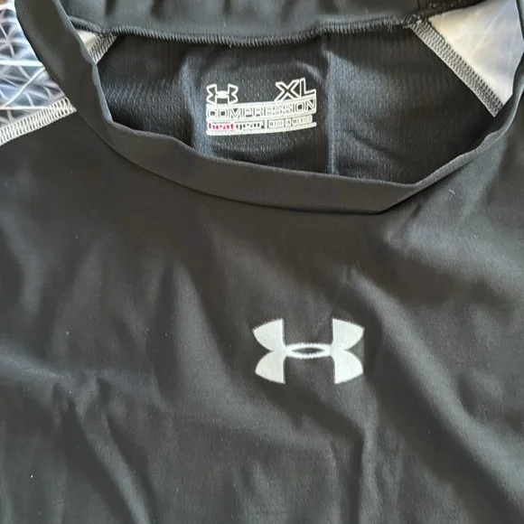 ☘️4 Compression/Fitted Workout Tops - Picture 4 of 10